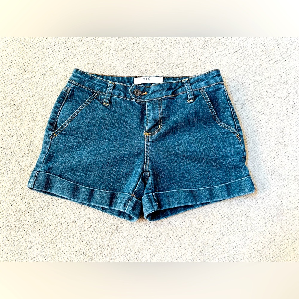Mix It Vintage Women’s Size 6 Mid Rise Dark Wash Cuffed Stretch Denim Shorts